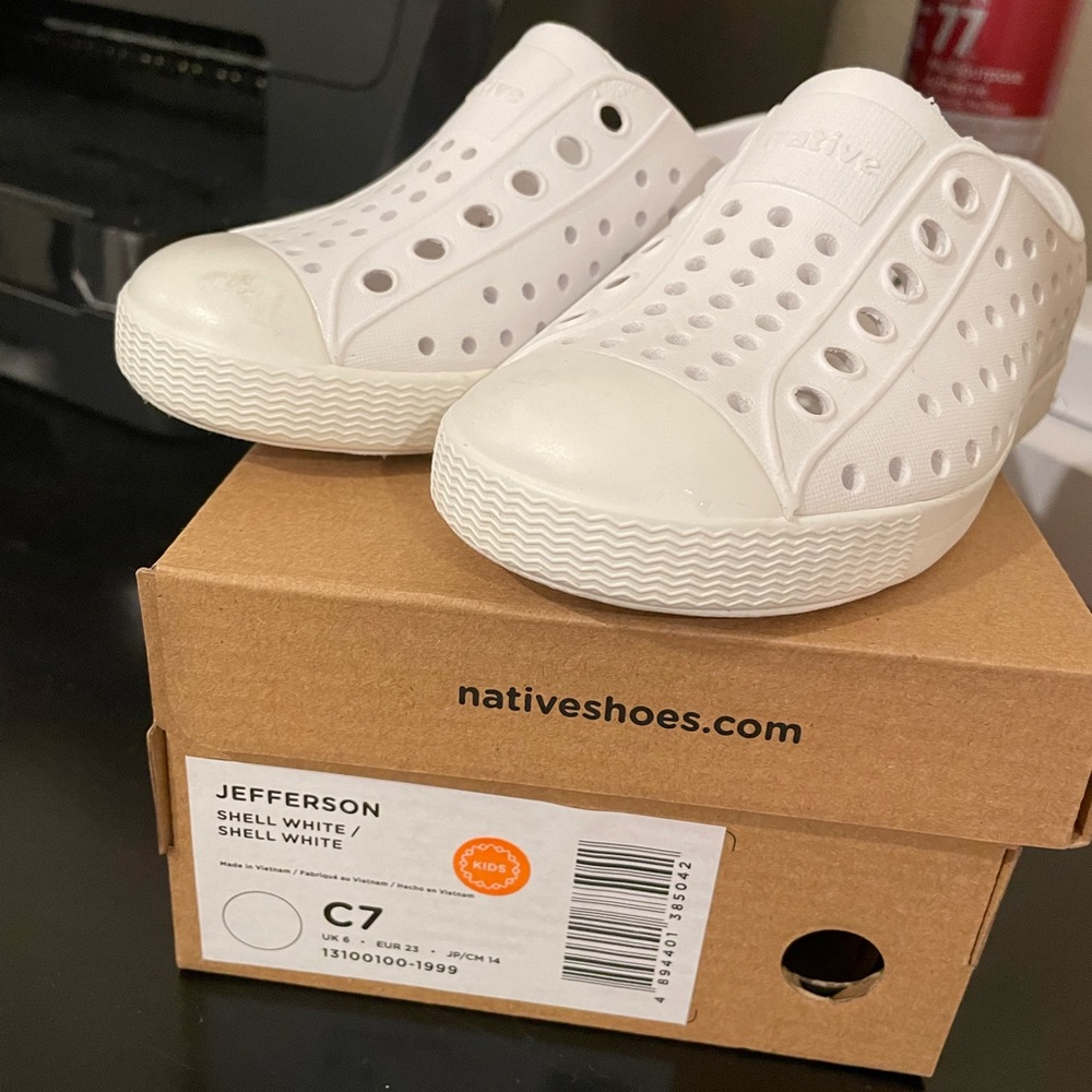 Native youth shoes size 7